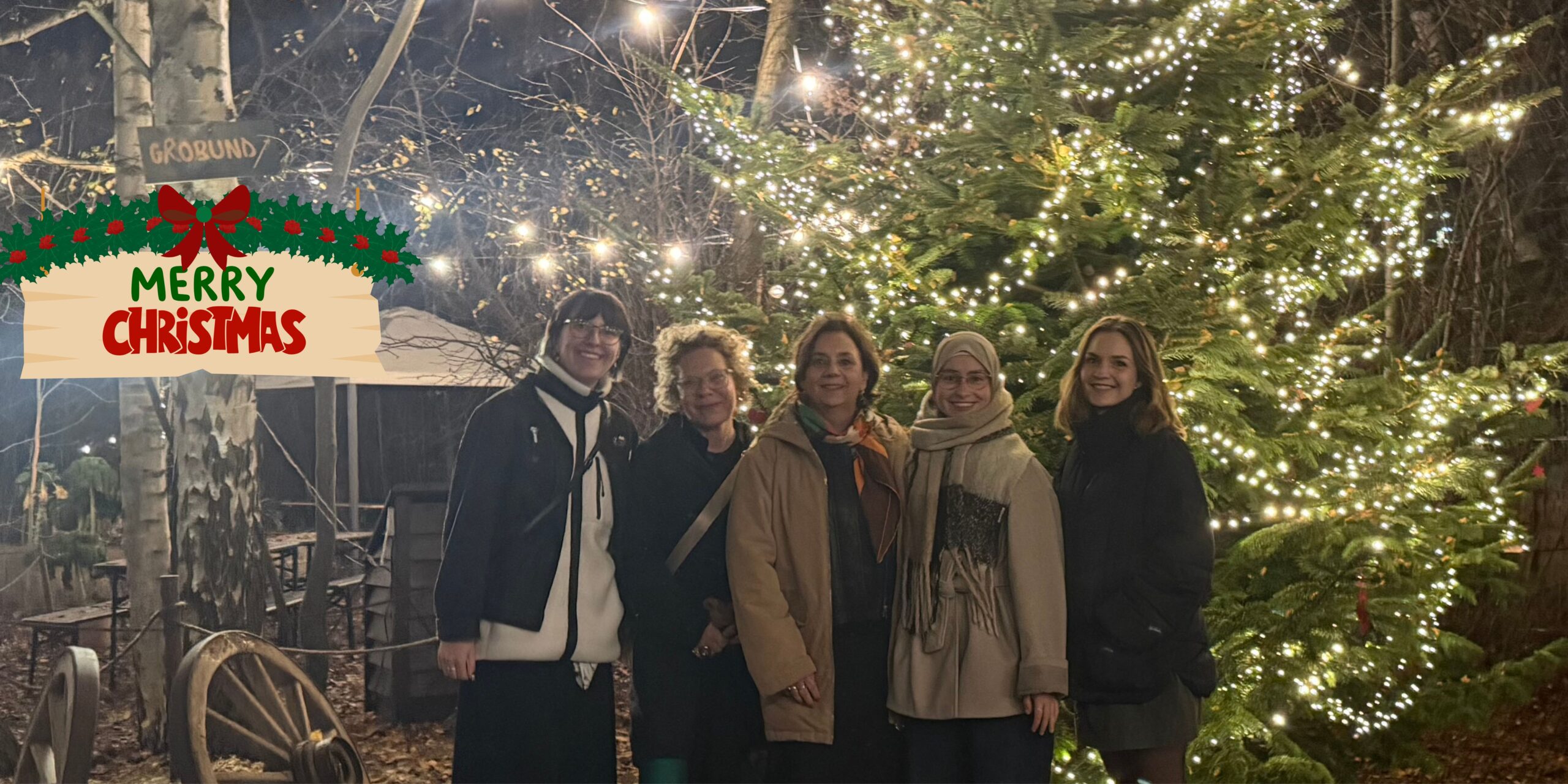 Alle fem i Science Citys sekretariat står smilende foran et juletræ